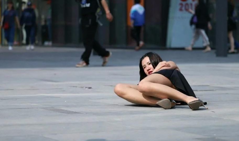 街拍:女孩"接地气"风格引关注,奇特姿势成为路人关注焦点