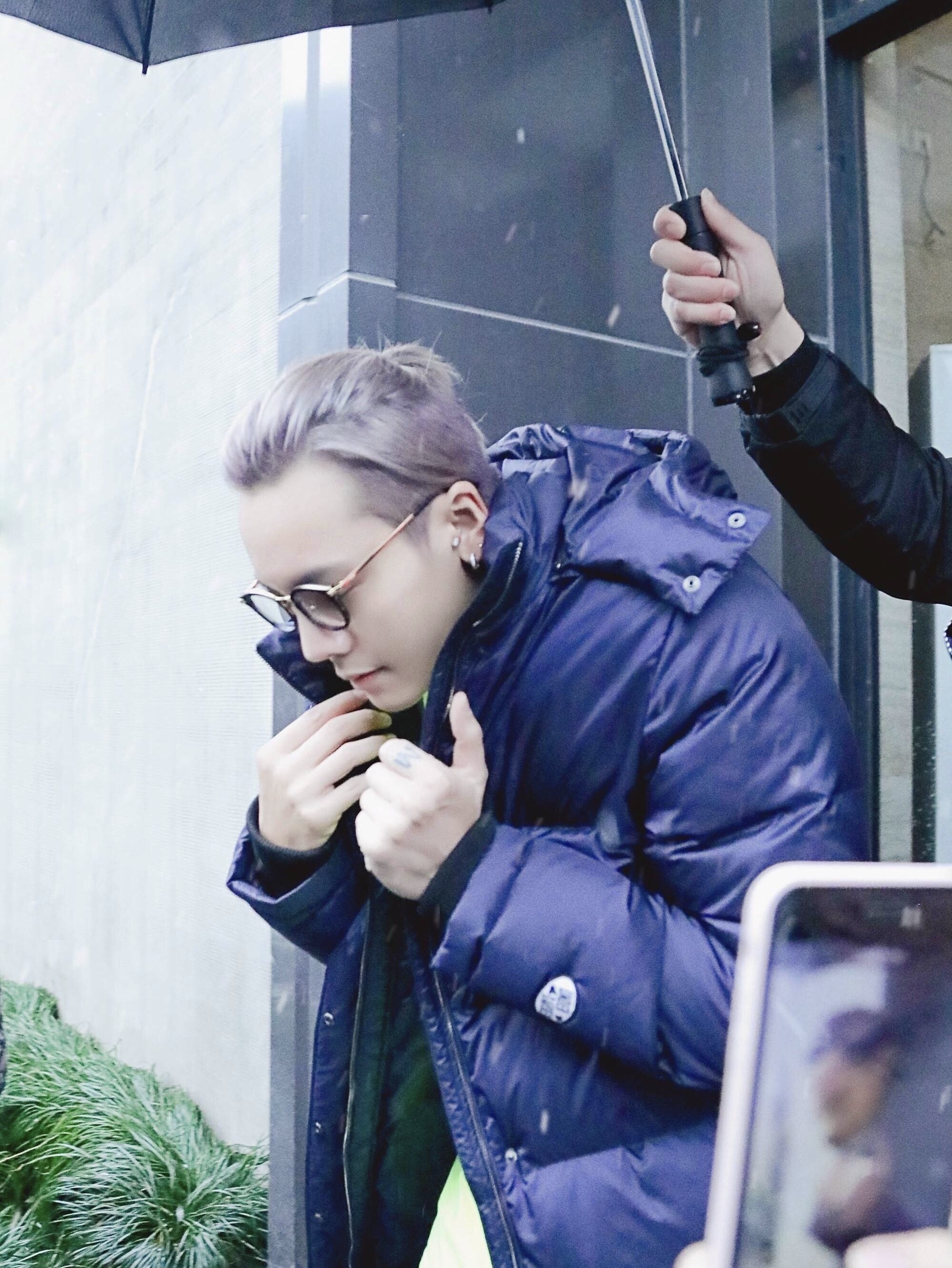 男明星扎起小辫子,卖的了萌耍的了酷