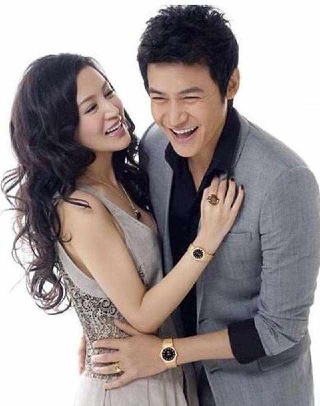 2008年9月26日董洁和潘粤明在京举行婚礼,董洁一袭红色礼服配白披肩