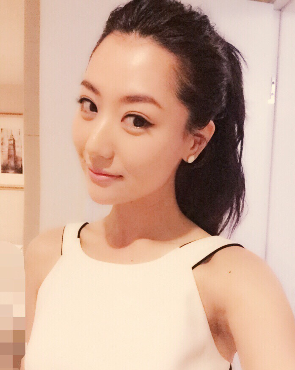 白冰近距离自拍超美,她的摆拍姿势都很接近