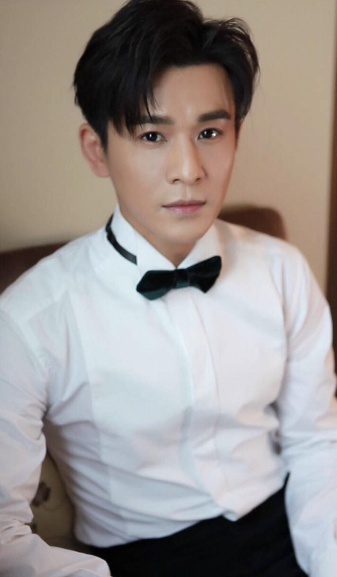 乔振宇晒新发型,角落的乐器暴露他的才华,网友:明明可以靠颜值