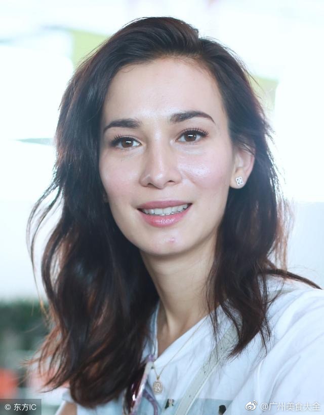 卢靖姗广州出席某记者会 网友:五官好立体啊,她是混血儿吗?_新浪看点