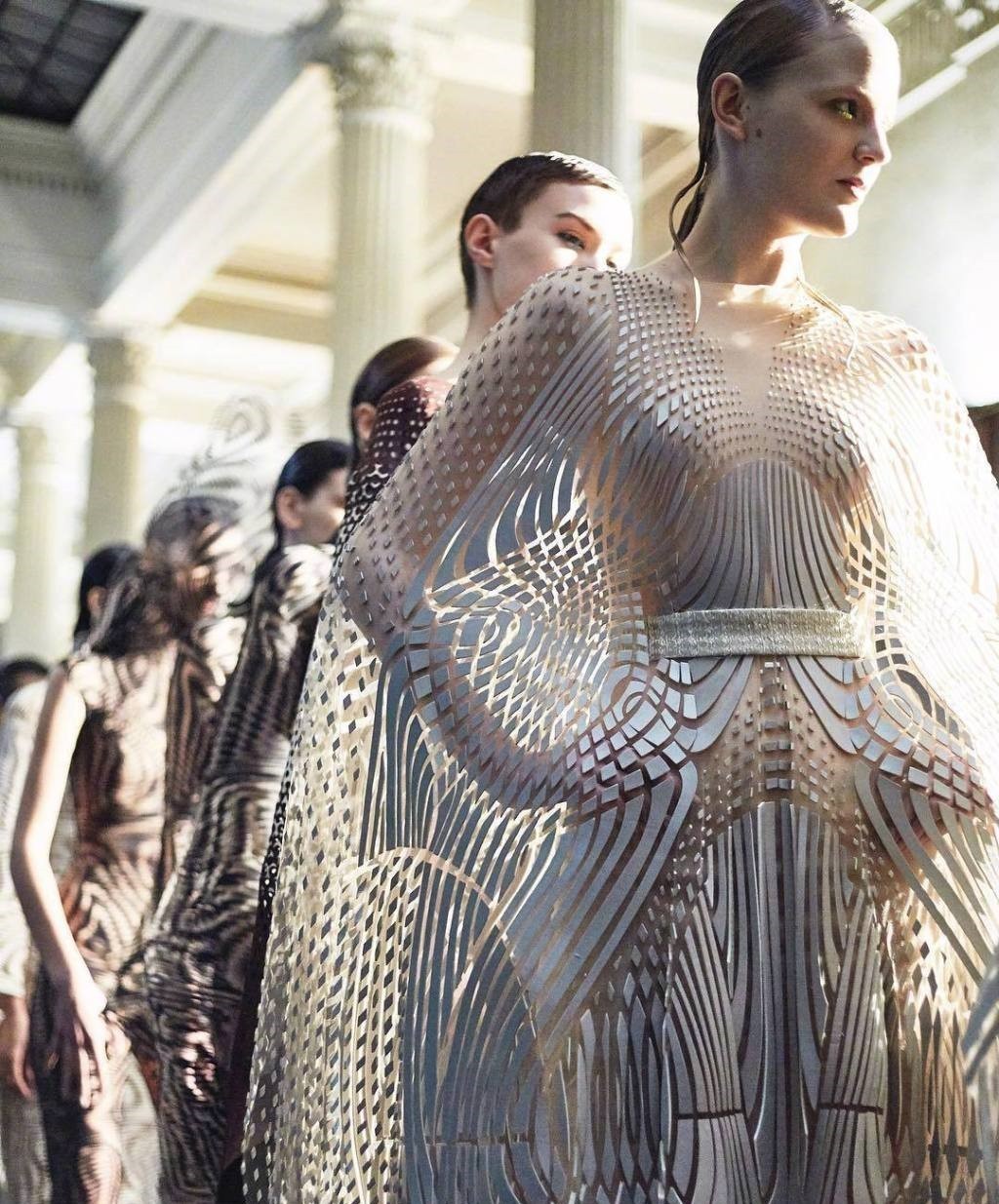 irisvanherpen的服装将3d打印镭射激光剪裁贯穿于设计中