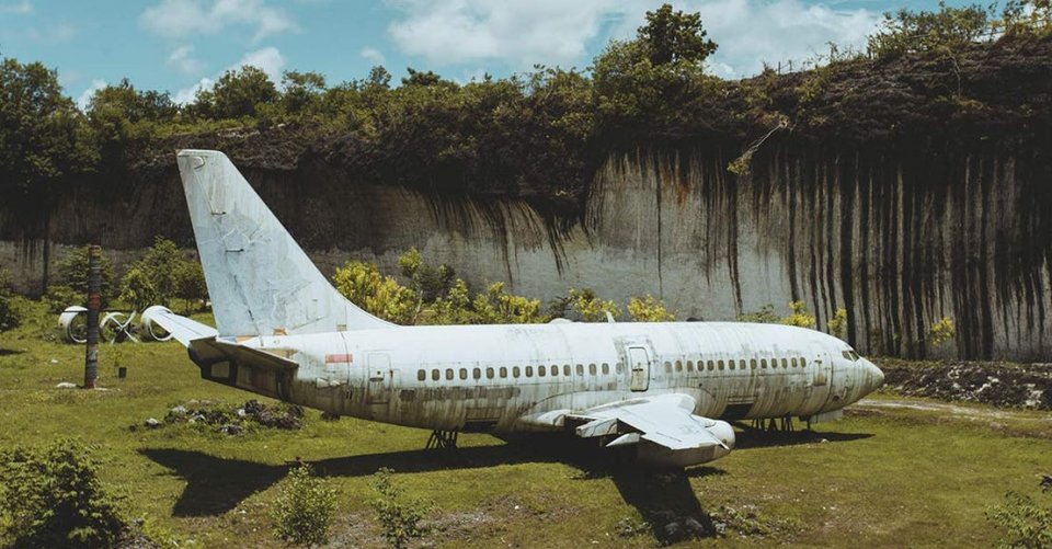 废弃的大型飞机,竟然意外地成为旅游景点,已经与天地融为一体了