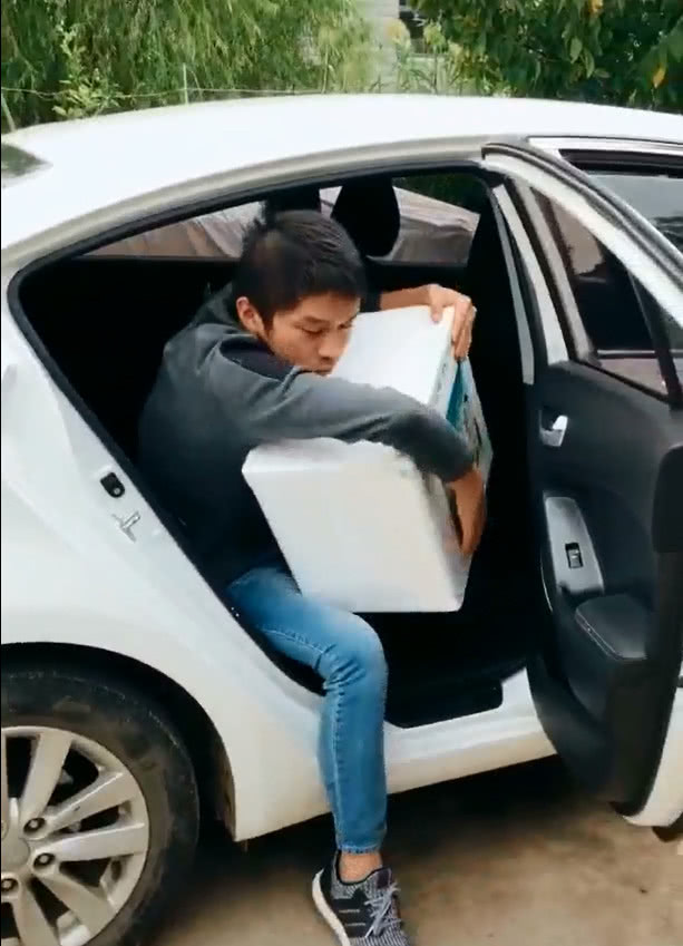 小伙开起亚k3回家,下车不小心来个"炫富摔",地上全是大闸蟹