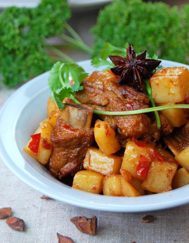 川味土豆烧排骨,一道具有四川风味的菜肴