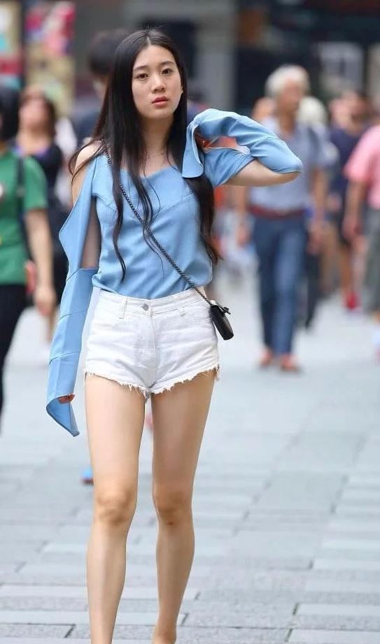 街拍无锡美女穿上了心爱的白色热裤纤细的大长腿让她很有自信