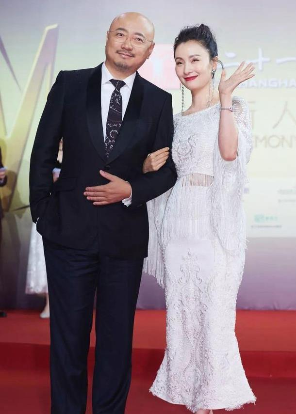 陶虹和老公亮相感觉特别苏尤其腰部流苏线很性感这样很美