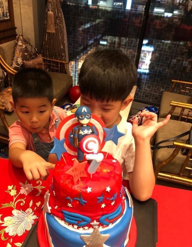 安吉7岁生日收美国队长造型蛋糕,小鱼儿用手指挖蛋糕偷吃