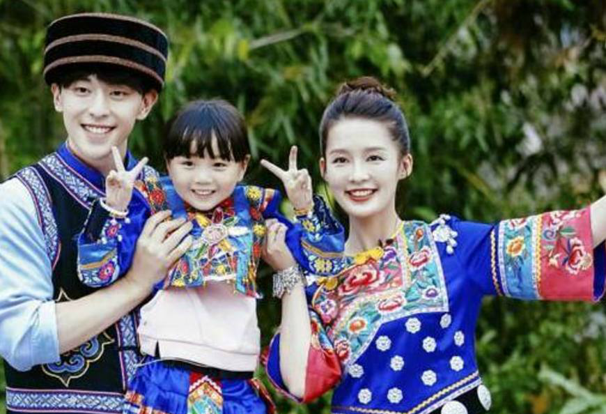 邓伦和李沁参加《爸爸去哪儿》实习爸爸妈妈加上可爱女儿小山竹,好像
