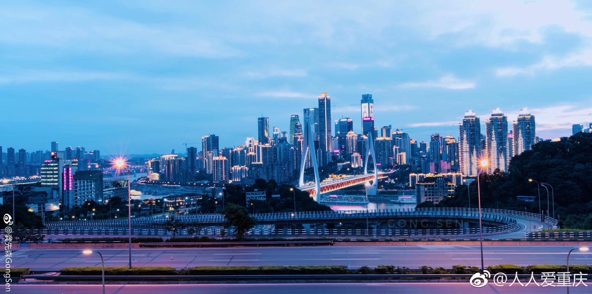 入夏重庆也变得热辣起来于高处观车水马龙璀璨霓虹