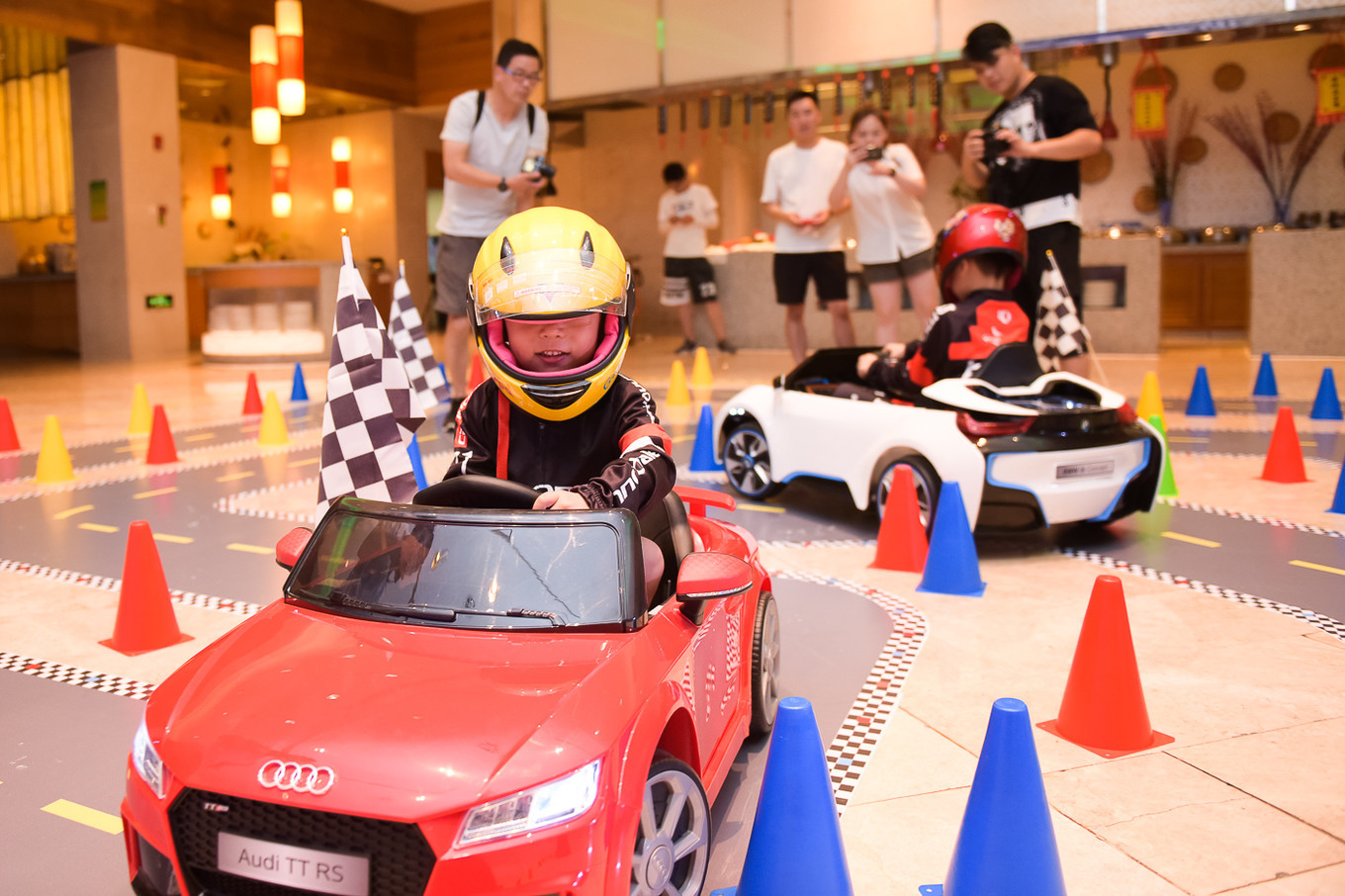 小小赛车手速度与激情之旅这家酒店居然有环形赛道可以飙车