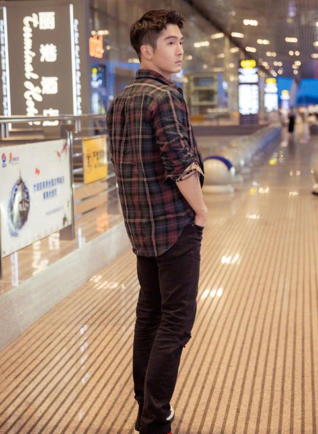 高冷帅哥盛一伦,穿两件衬衫时尚感爆棚,光是背影也能让人尖叫!