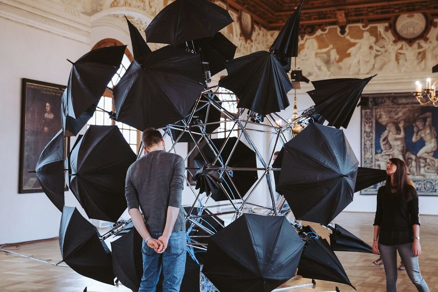 一个由35把雨伞组合成的可互动艺术装置,作品融合了大量的科技.