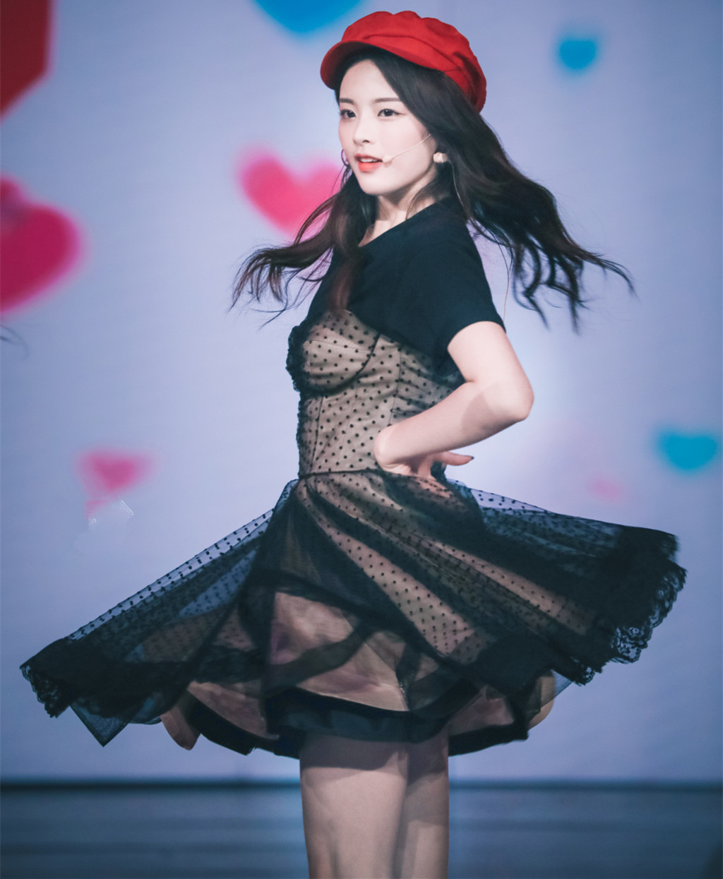 杨超越短裤穿的又短又紧,安全裤又一次实力抢镜,网友:不如不穿