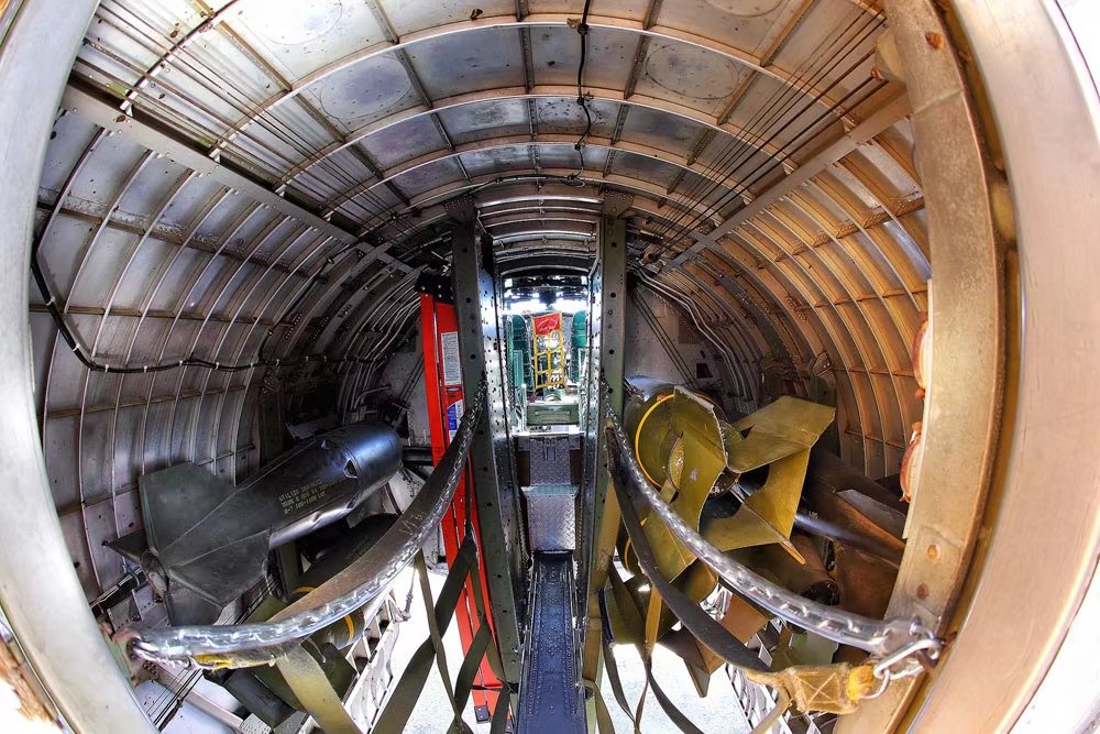 走进b-17g轰炸机内部"感伤之旅"展示隐秘空间