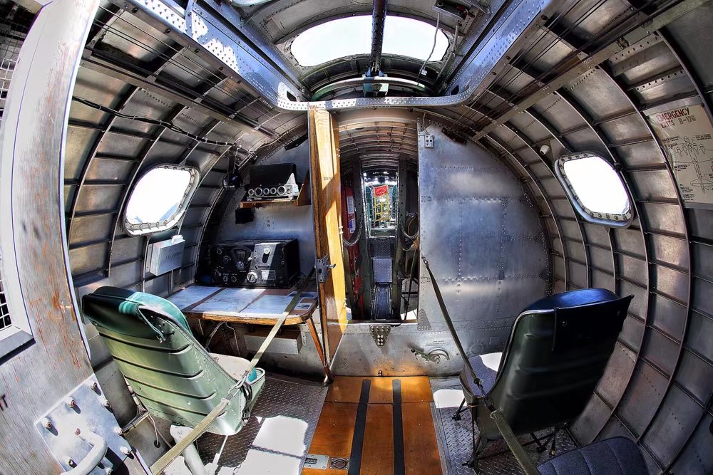 走进b-17g轰炸机内部"感伤之旅"展示隐秘空间