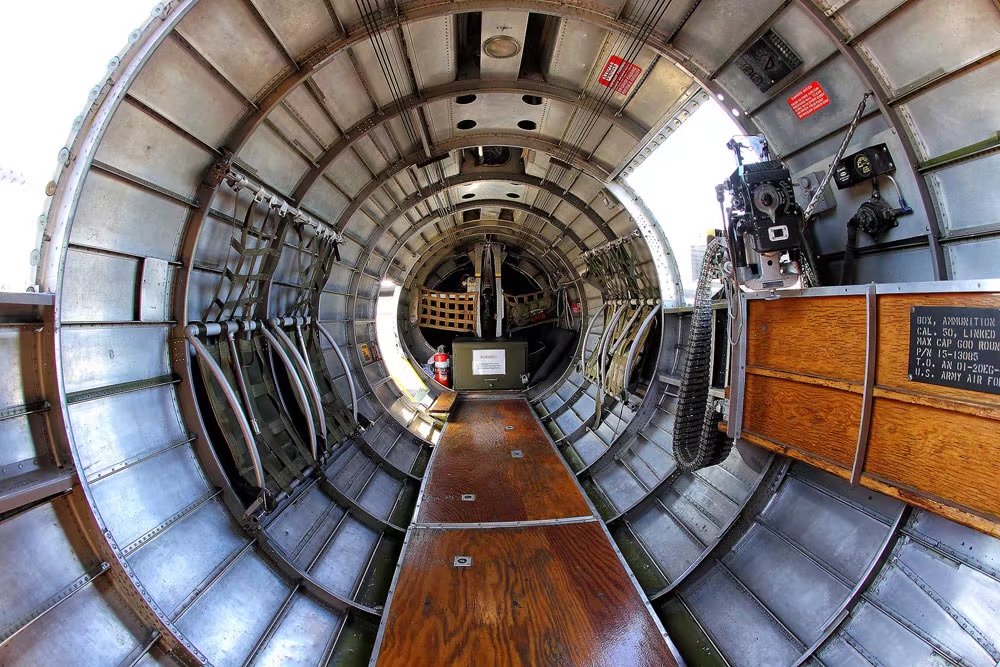 走进b-17g轰炸机内部"感伤之旅"展示隐秘空间