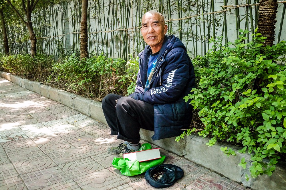 76岁老人张龙海,是陕西省西安市长安区人,自幼学习诗词歌赋,酷爱古典