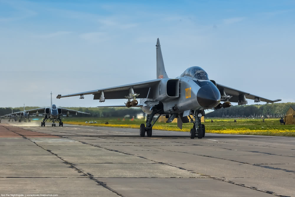 解放军多型战机在异国天空下威风凛凛