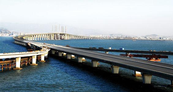 世上最长的跨海大桥,耗资百亿令国外游客赞叹,但就是过路费太贵