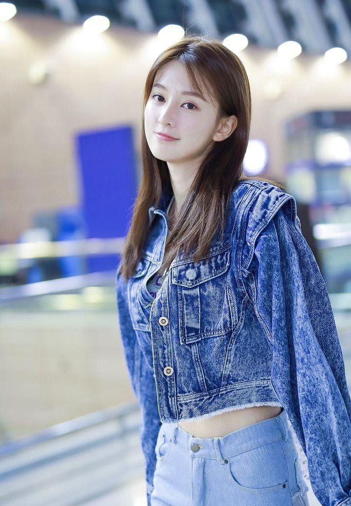 乔欣的腰原来这么细,穿上露腰短t恤,秒变"小腰精"了!