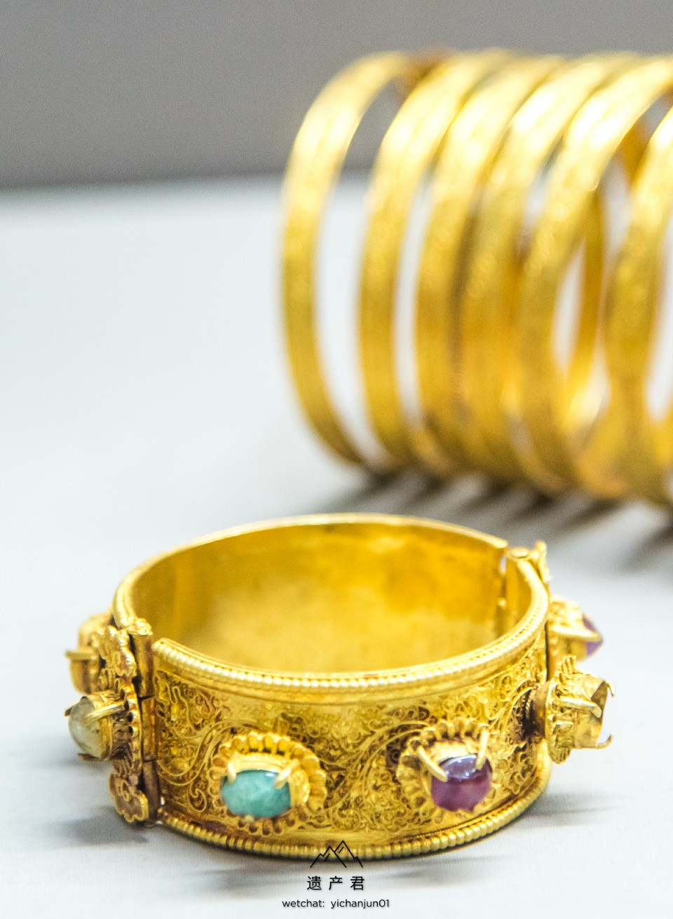 湖北省博物馆藏明代金镶宝石镯和金圆形金钑花钏