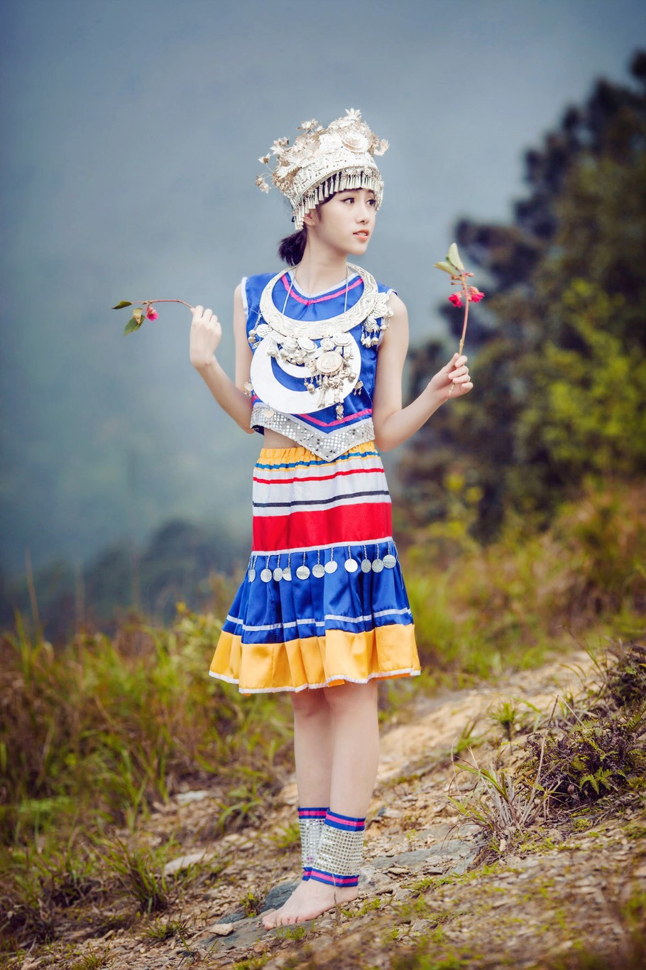 一个人走在山岗上的漂亮苗家妹子姑娘!