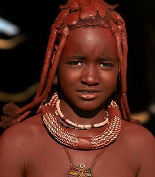 这里的女人一辈子不穿衣服不洗澡从头到脚涂满红色泥土