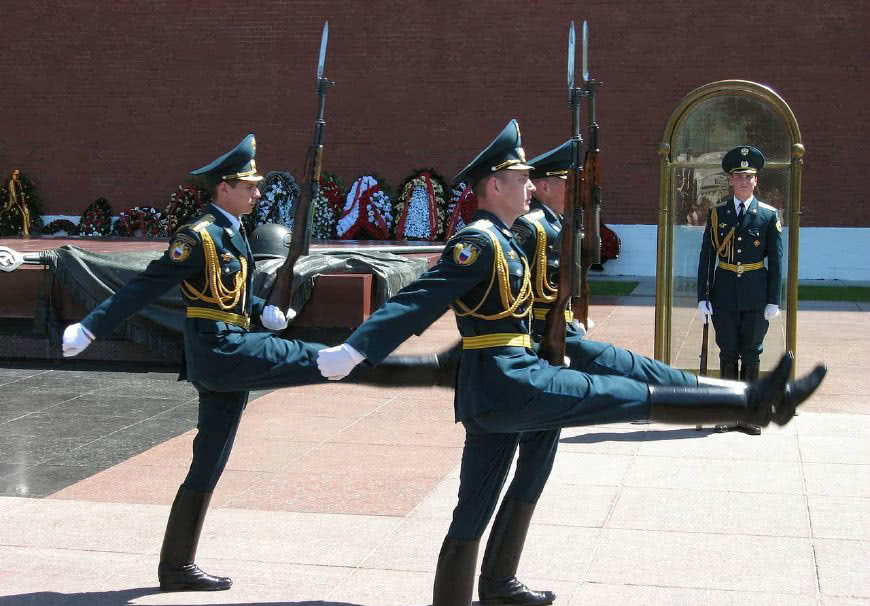 各国军队的正步,希腊最特别,中国最整齐,印度的腿都贴到脸