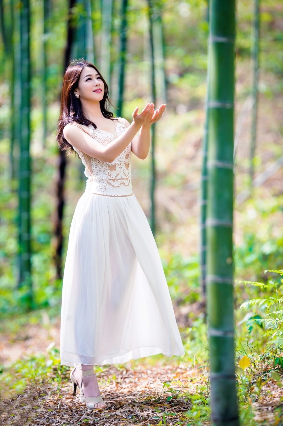 一个人走在竹林深处的美丽姑娘!