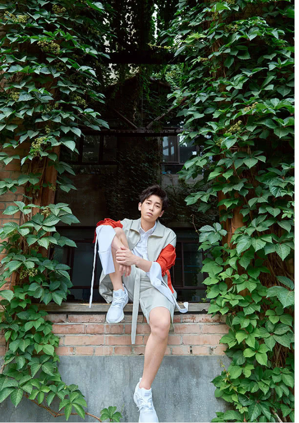 彭昱畅白色休闲衬衫搭配浅色牛仔裤,网友:红包太吸睛