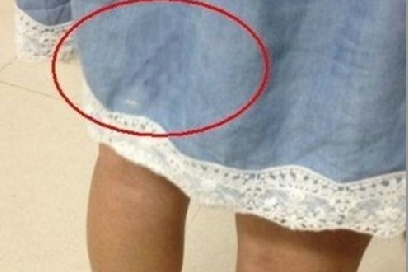 女子公交车上感觉身后不对劲,下车回家后发现自己的裙子湿了.