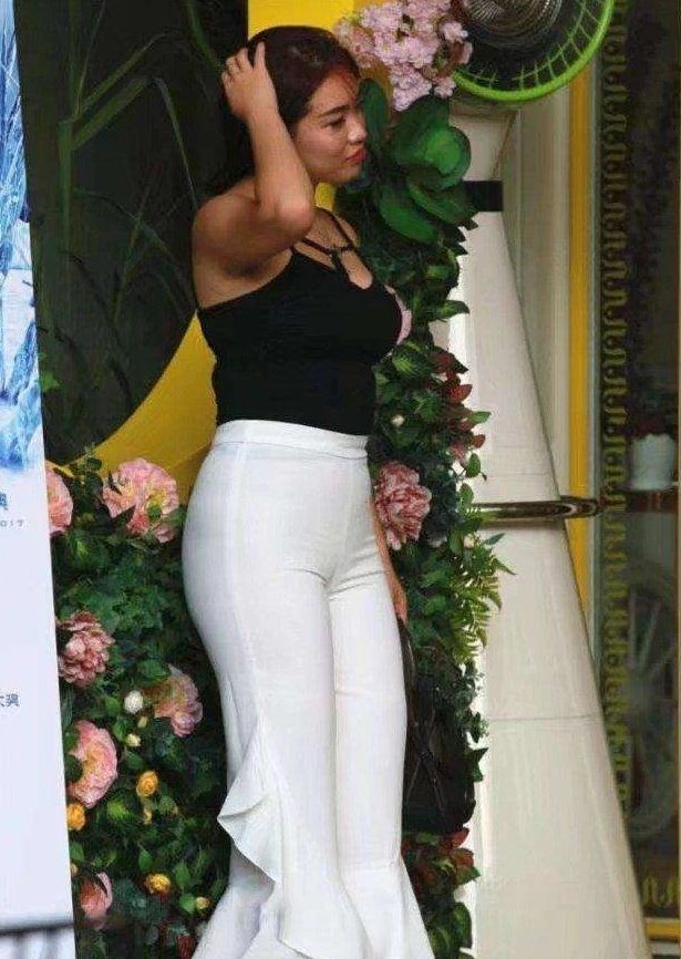 微胖女生性感吊带搭配白色紧身裤,时尚的穿搭尽显凹凸有致好身段