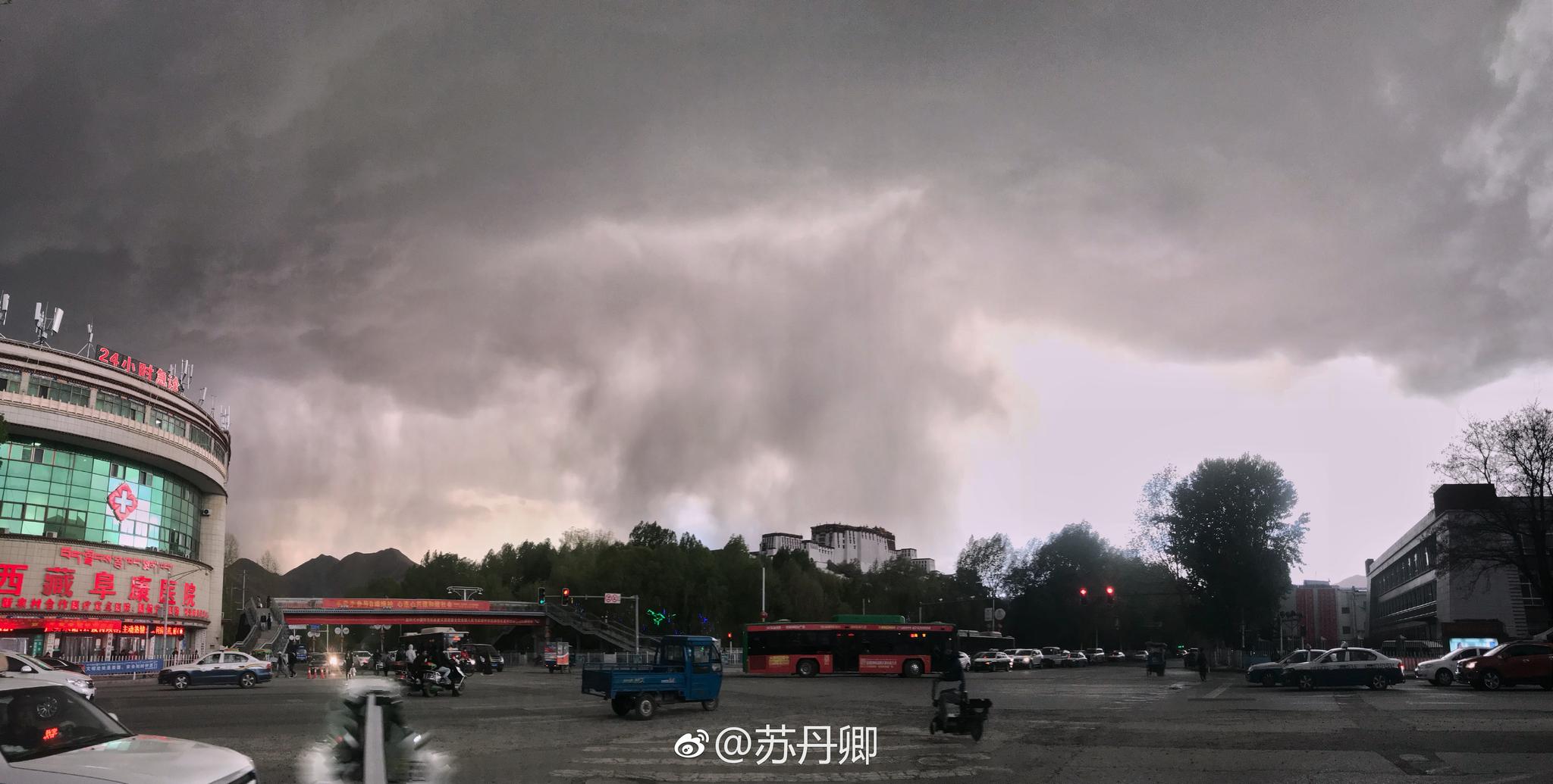 拉萨变天了圣城上空乌云密布走进巷子里突然下起雨