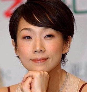 林忆莲按照中国人的审美标准,说她丑绝不过分,细长的单眼皮好像睁不开