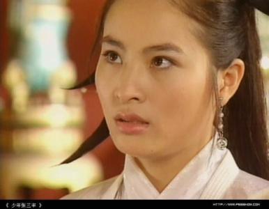 殷素素(郑佳欣饰) 原来那个时期的电视剧很多都有郑佳欣的身影啊,她的
