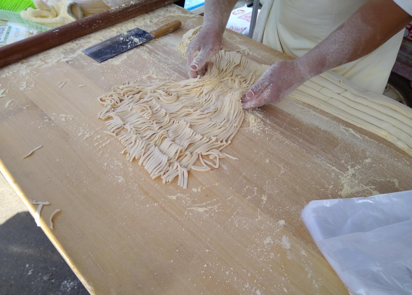 这才叫做手工面条, 用擀面杖擀出来的, 还有多少人记得