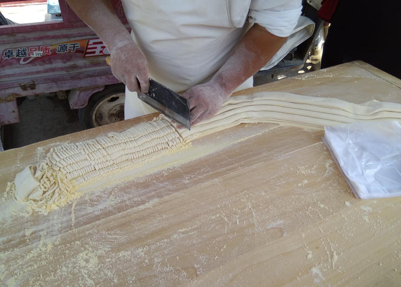 这才叫做手工面条, 用擀面杖擀出来的, 还有多少人记得