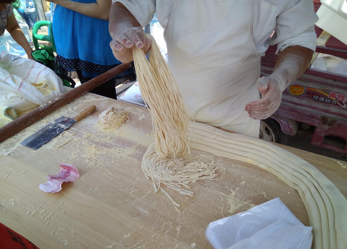 这才叫做手工面条, 用擀面杖擀出来的, 还有多少人记得