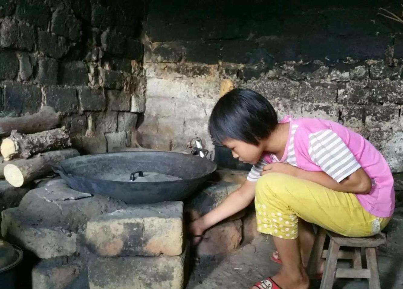 农村12岁小女孩边上学边照顾瘫痪奶奶, 五点半就要起床熬粥