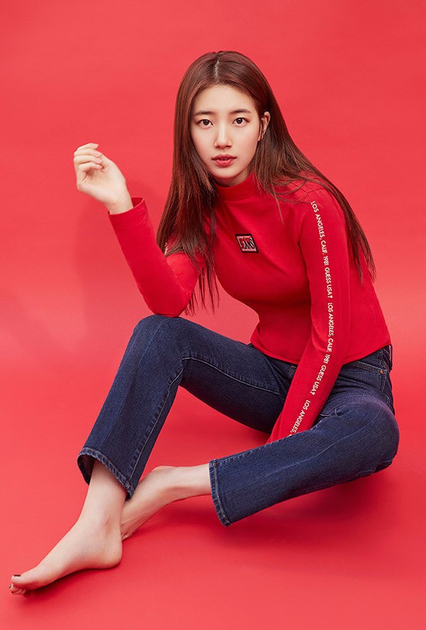 裴秀智为品牌拍摄春夏代言画报,将牛仔裤穿出极致的代言人