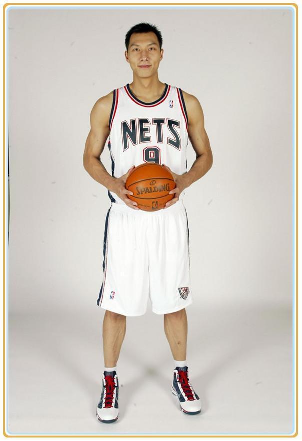 过长的衬衫如果是穿在一般身高的人身上大概就会像长款衬衫一样,但是