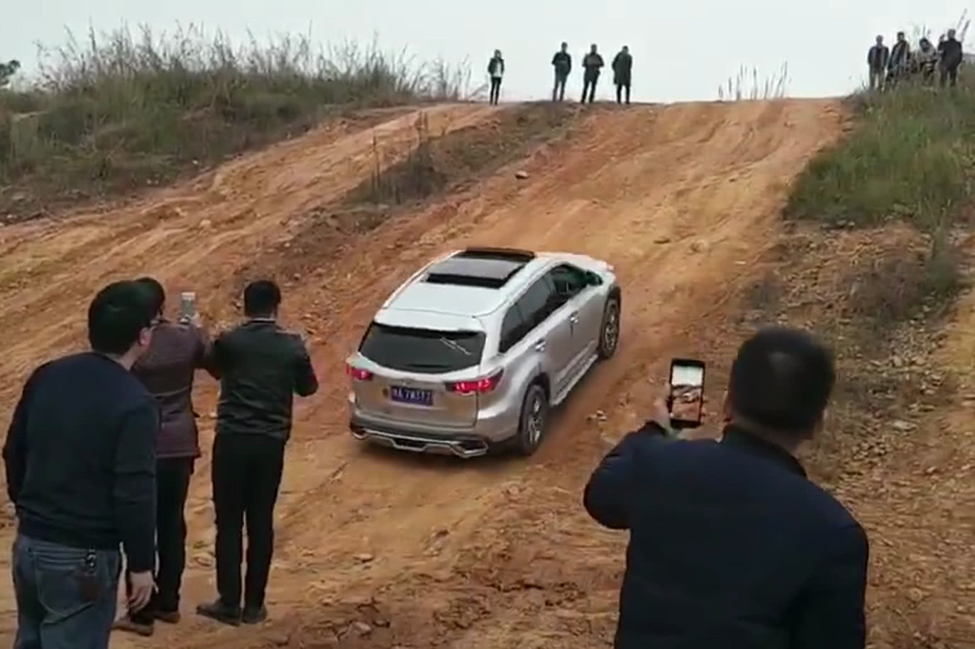 野外现汉兰达30度爬坡,当车主加油的那一刻,网友:争气了!