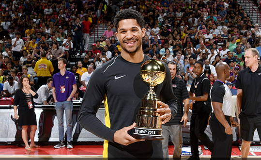 nba夏季联赛开拓者荣获总冠军!恭喜麦克丹尼尔斯获fmvp奖杯!