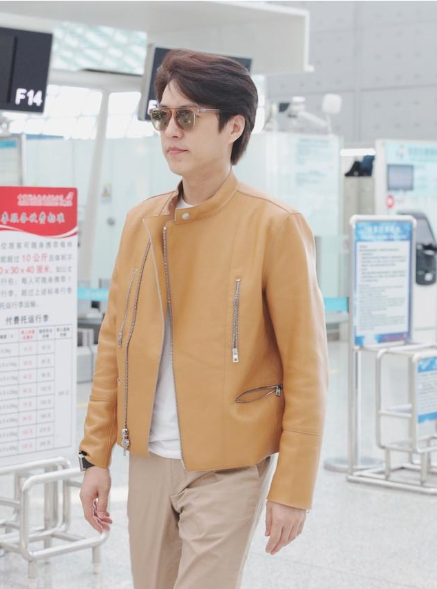 靳东皮衣搭配休闲裤现身机场青春洋溢 春天的气息帅出新高度