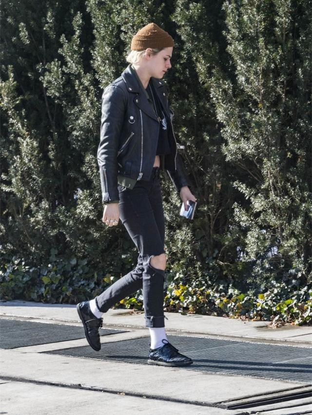 "暮光女"kristen stewart近日在纽约外出和友人一起遛狗.