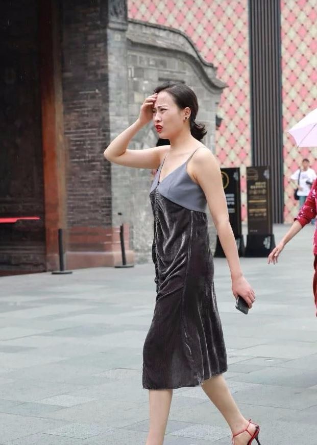 性感美妇穿吊带裙裹出丰腴饱满的臀线,玫红色很好看很有女人味