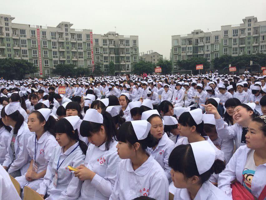 90后男孩卫校上学,自称:生活在女人堆里太累,网友却羡慕不已