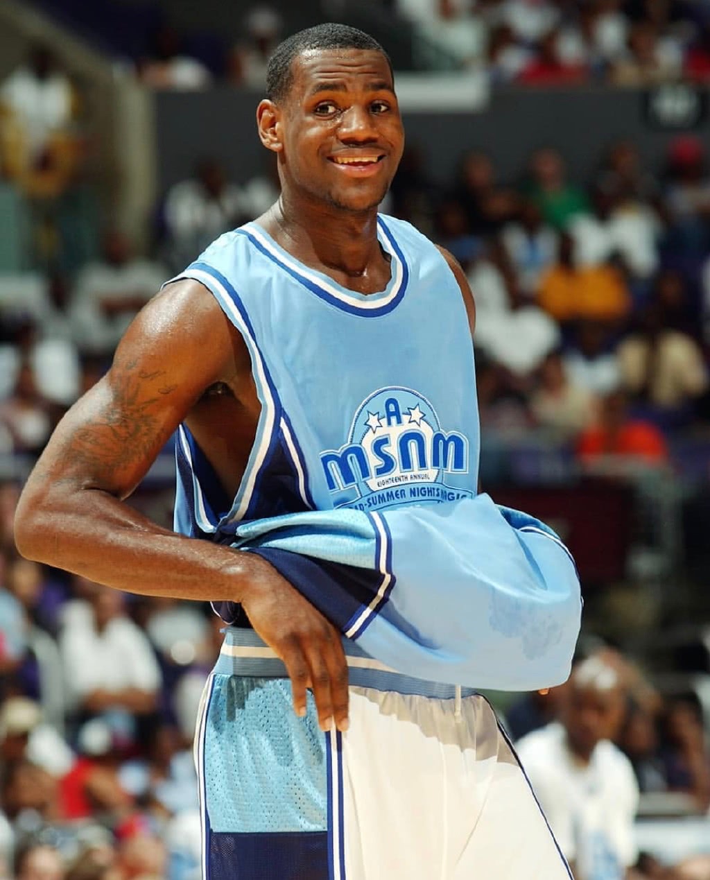 詹姆斯高中时期青涩照!詹密:时光不老,我们不散!